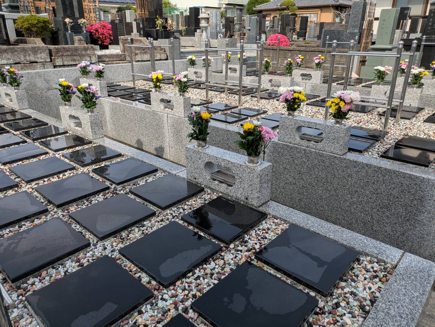 妙元寺墓苑｜海老名市の永代供養墓・お花でいっぱいの様子